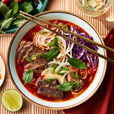 Bún Bò Huế! En smakrik upplevelse av kryddiga nudlar med en krämig och aromatisk buljong