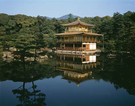 金閣寺 最寄り駅、そして時間旅行の可能性について